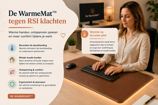 Vrouw met koude handen tijdens computerwerk gebruikt verwarmde bureauonderlegger van De WarmeMat™ tegen RSI-klachten